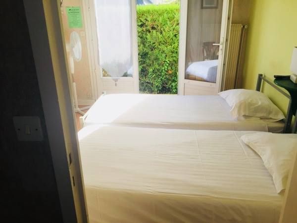 Une chambre double avec deux lits
