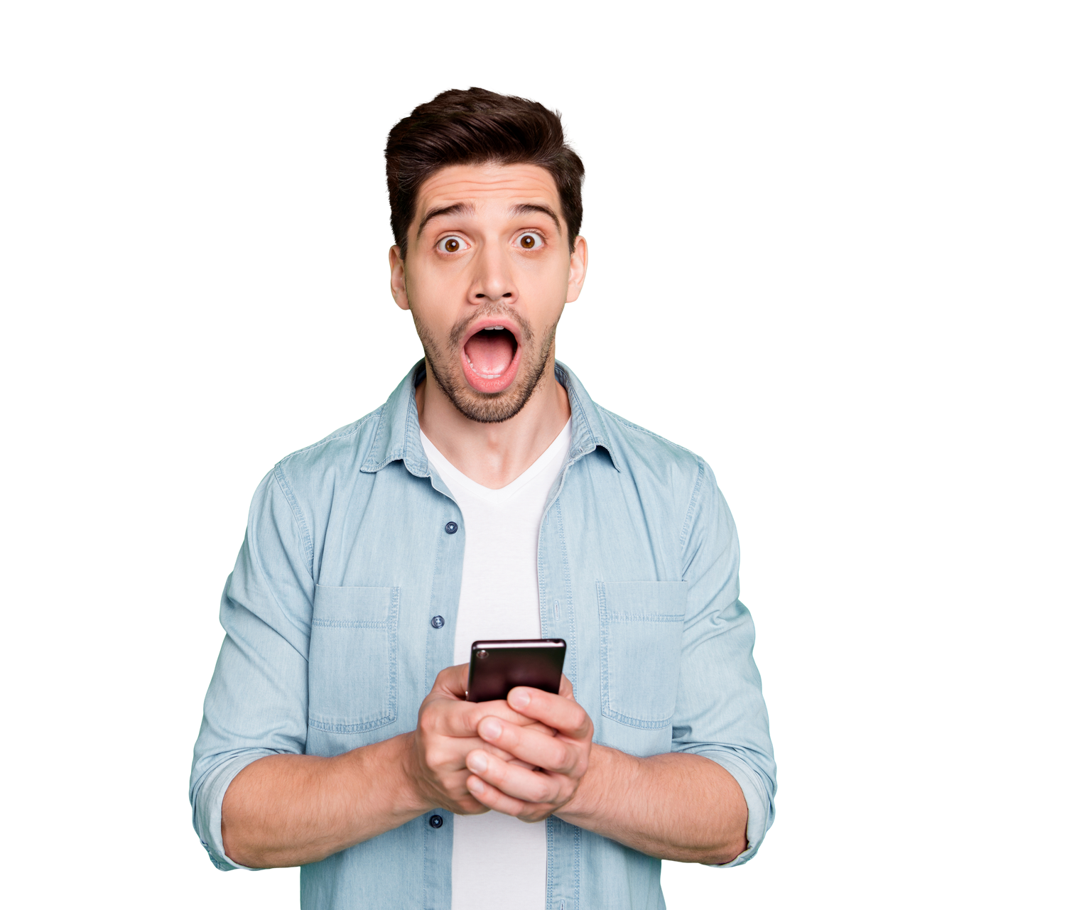 Un homme choqué devant son téléphone