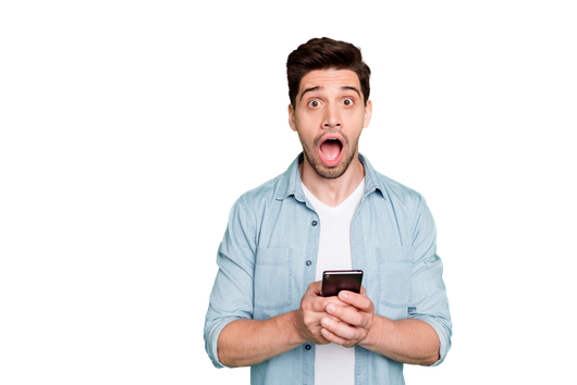 Un homme choqué devant son téléphone