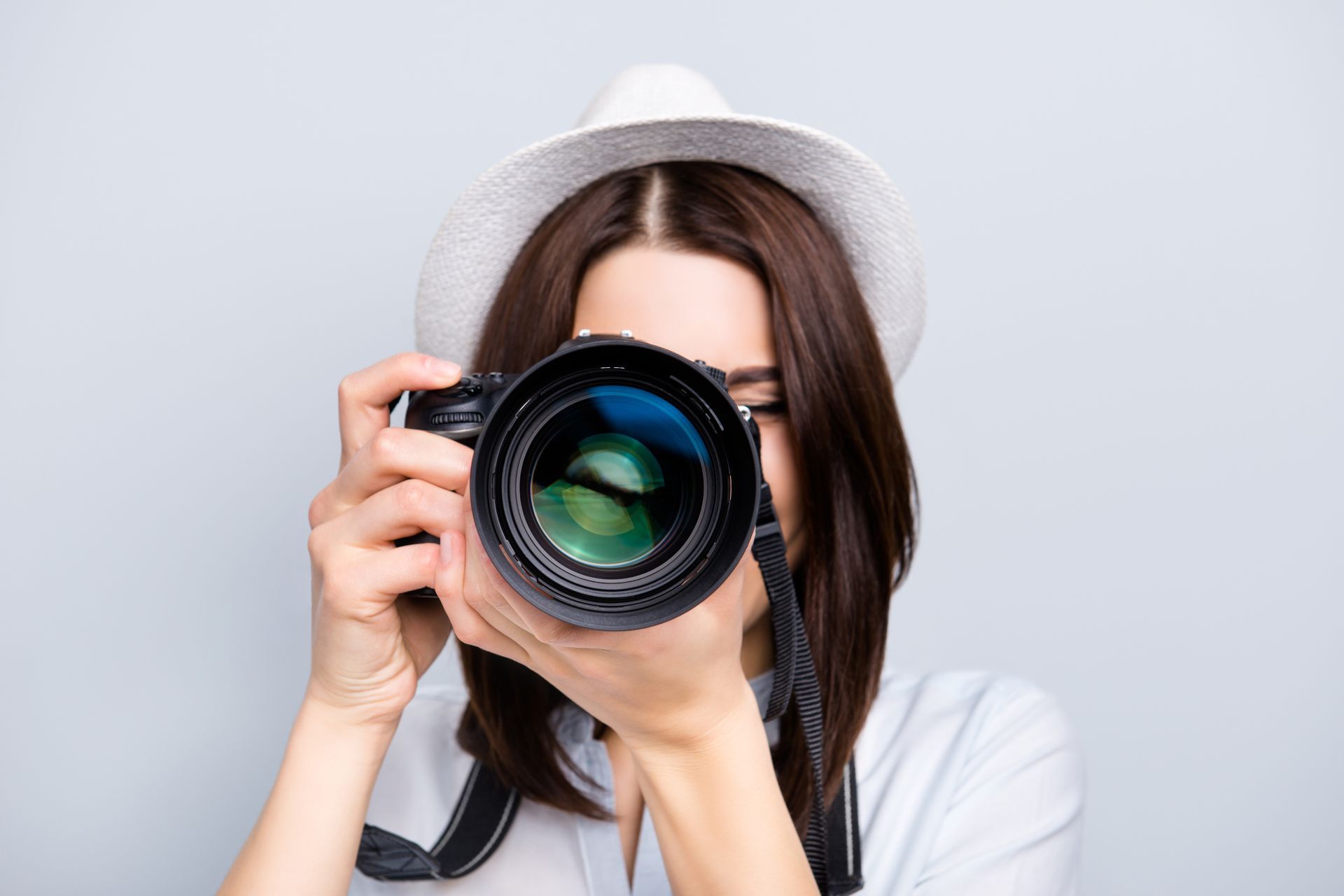 Une fille avec un appareil photo