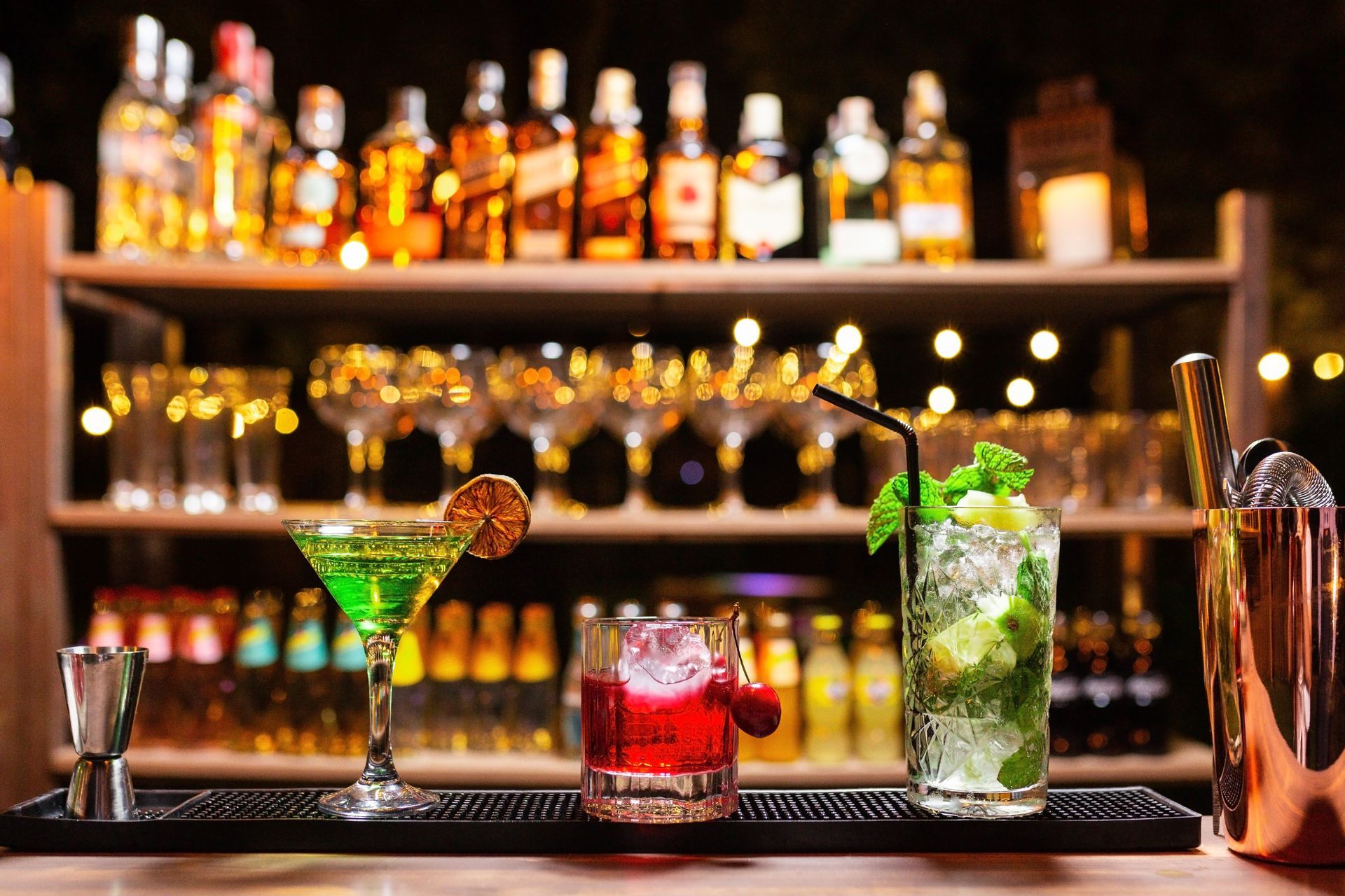 Des cocktails sur un bar