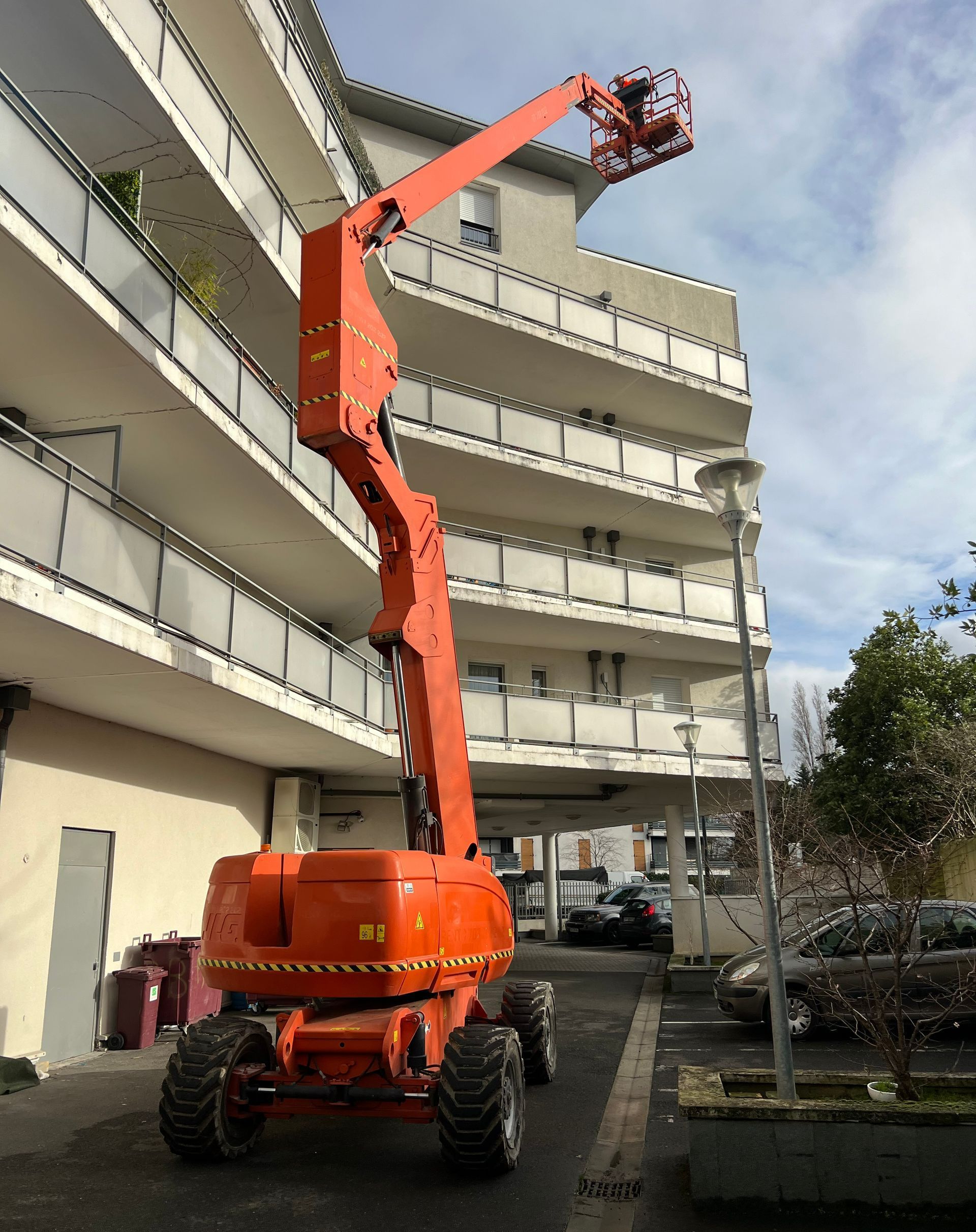 Nacelle sur roues à côté d'une voiture grise