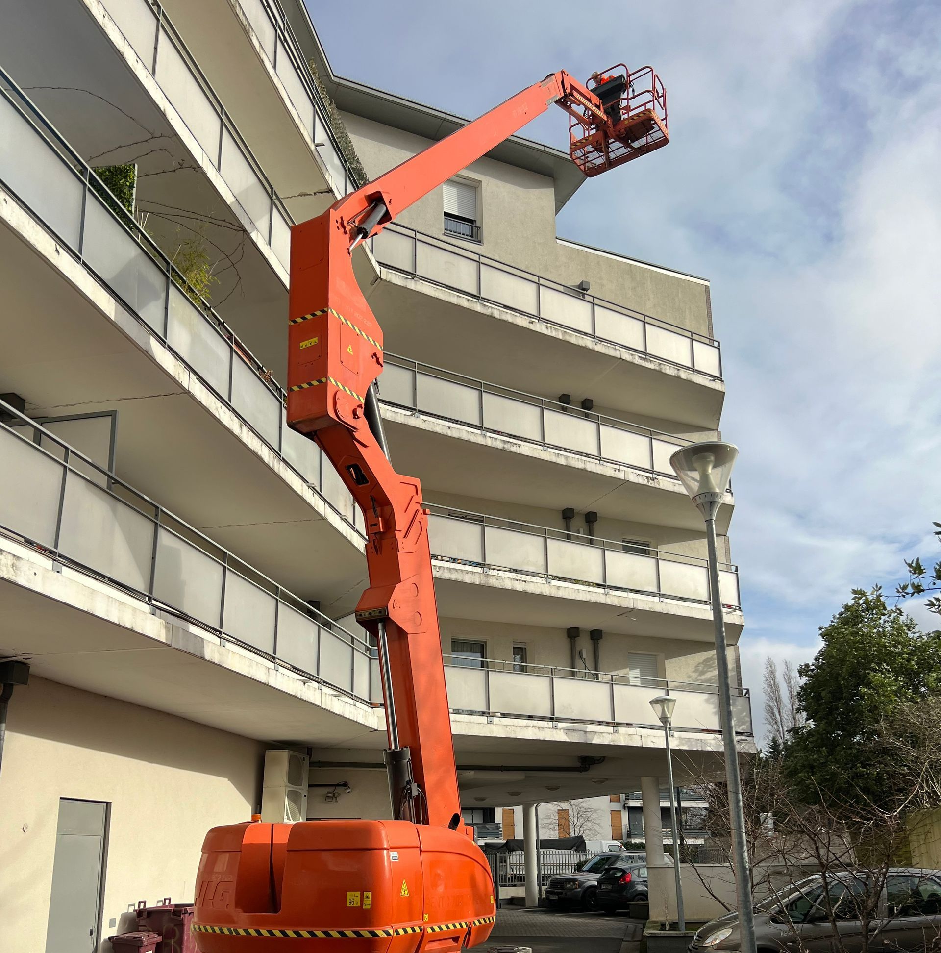 Nacelle télescopique sur un parking