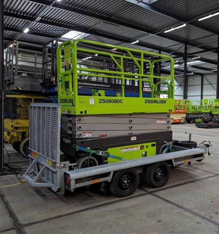 Des nacelles ciseaux dans un hangar gris