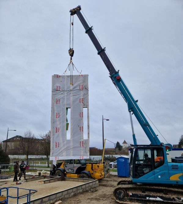 Une minigrue bleue et un ciel gris au fond