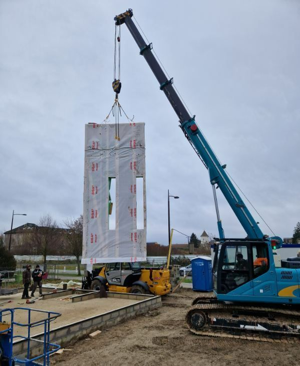 Minigrue bleue en train de lever un objet