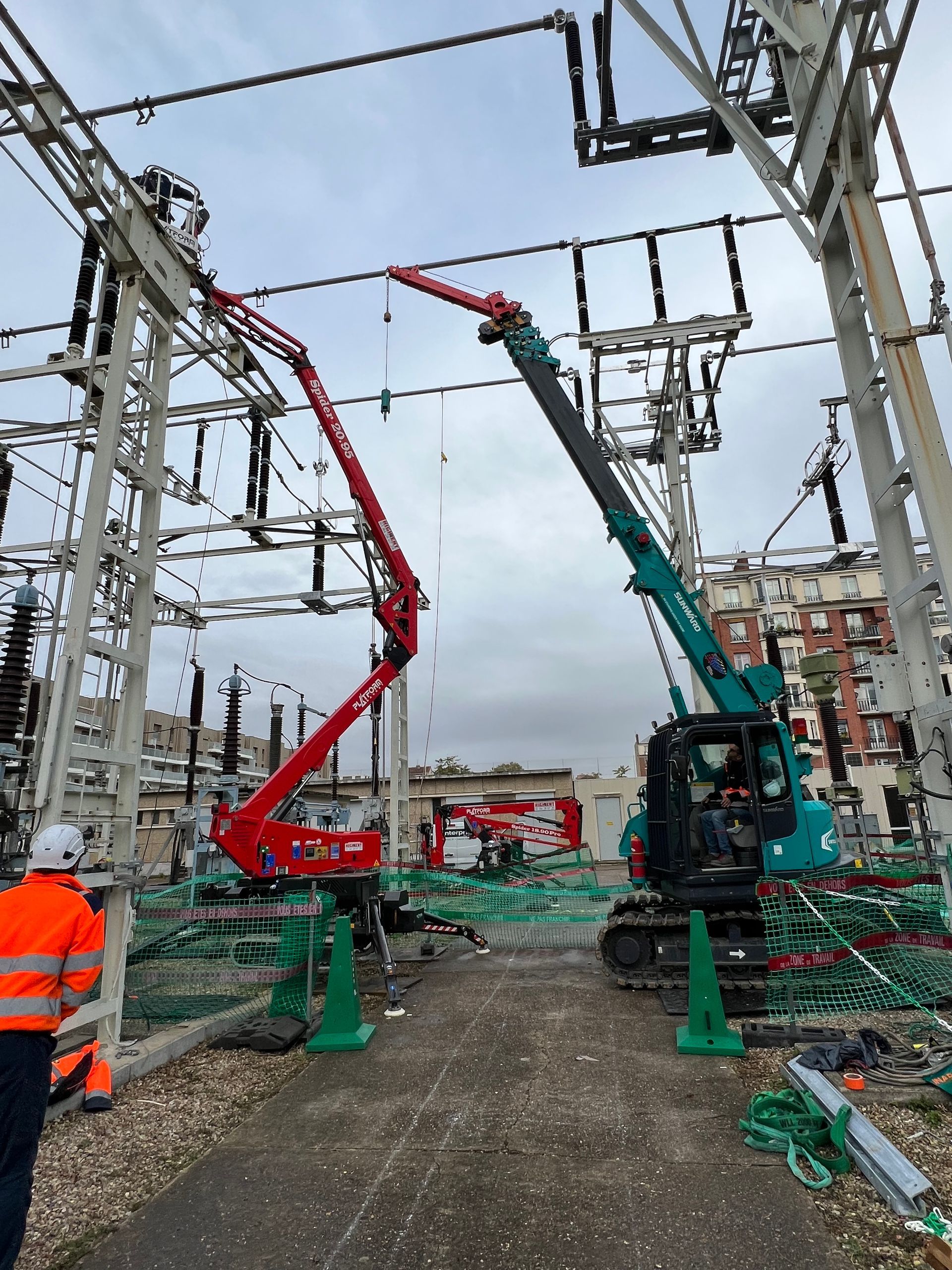 Une minigrue bleue et une nacelle rouge en pleine action