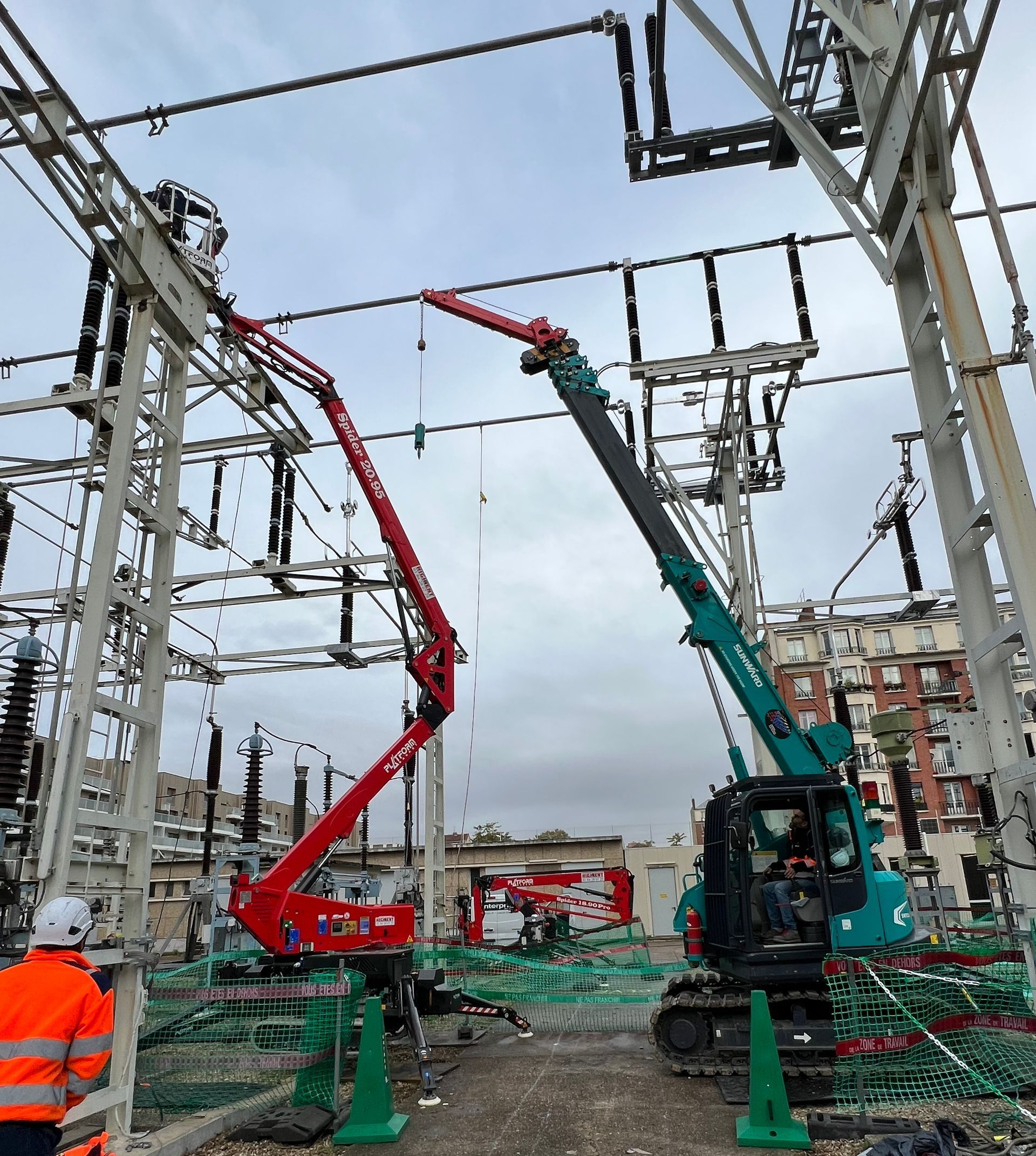 Une nacelle araignée et une minigrue sur le même chantier
