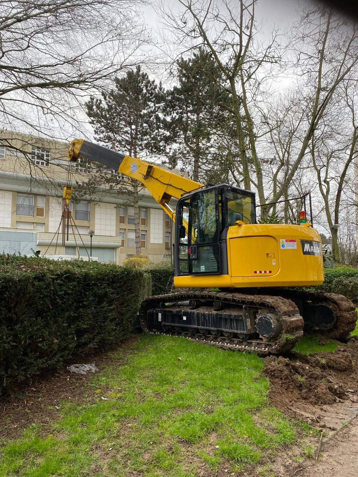 Une minigrue jaune en pleine action