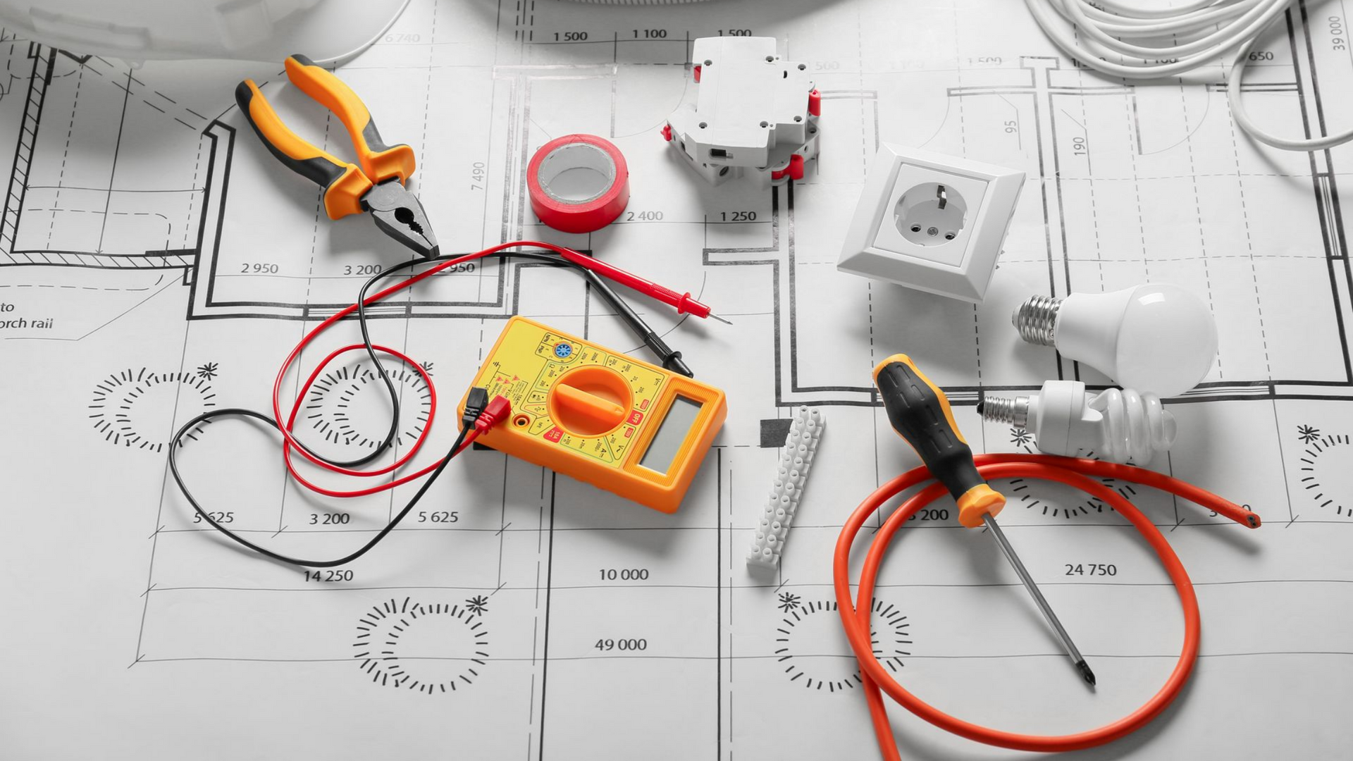 Outils électriques figurant sur un plan : pince, multimètre, tournevis, fil électrique, prise et ampoule.