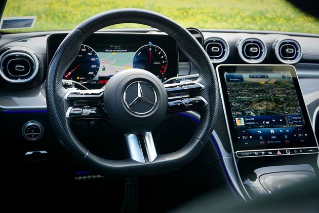 Tableau de bord et volant Mercedes-Benz avec indicateurs numériques et écran tactile central dans l'intérieur d'une voiture