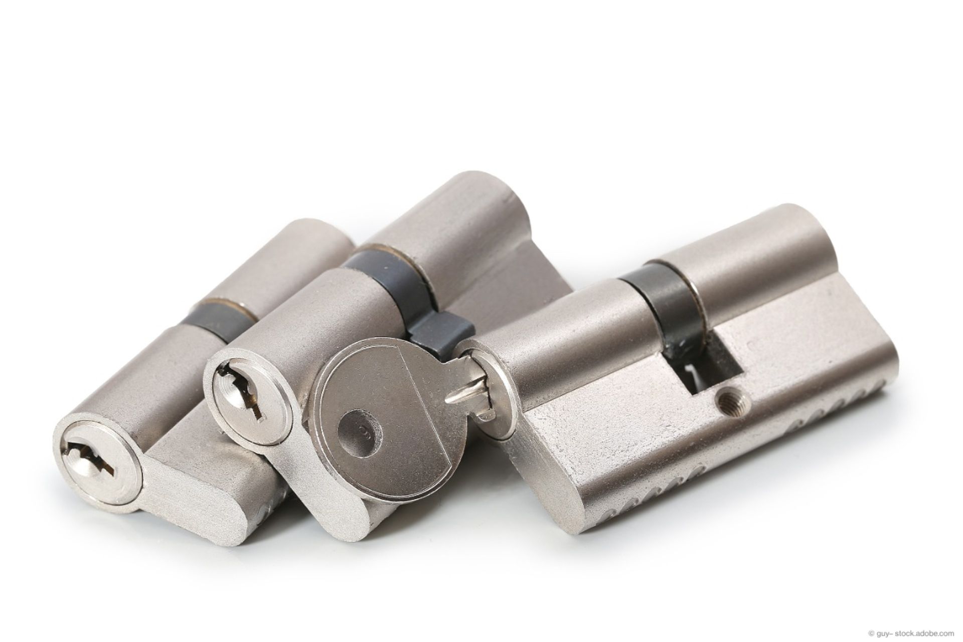 Verschiedene Türschlösser und ein Schlüssel steckt darin