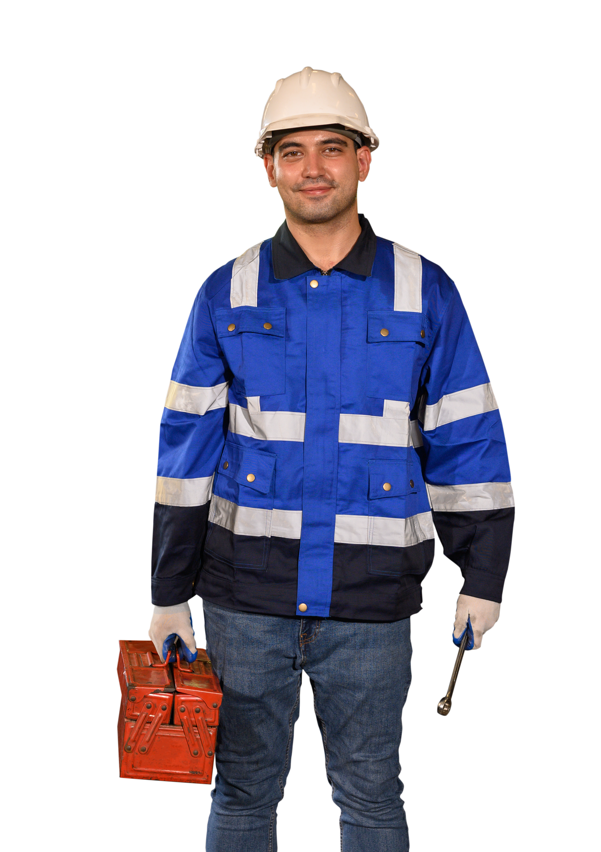 Une personne portant un casque de chantier et une veste de travail bleue haute visibilité tient une boîte à outils en métal et un outil sur fond blanc.