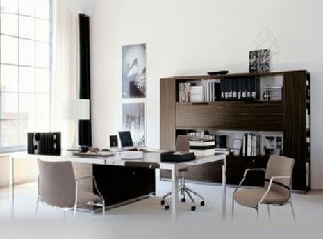 Oficina moderna con un escritorio grande, estantería, sillas y ventana. Madera oscura y detalles en blanco, con luz natural.