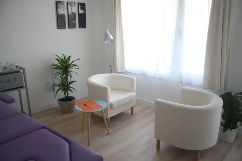 Hay dos sillas y una mesa en la habitación.