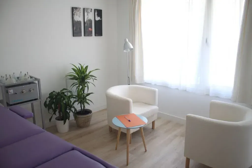 Una habitación con dos sillas y una mesa.