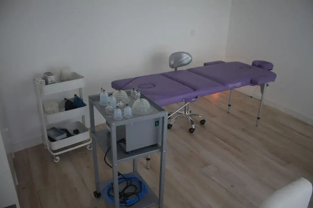Hay una mesa de masajes morada en el medio de la habitación.