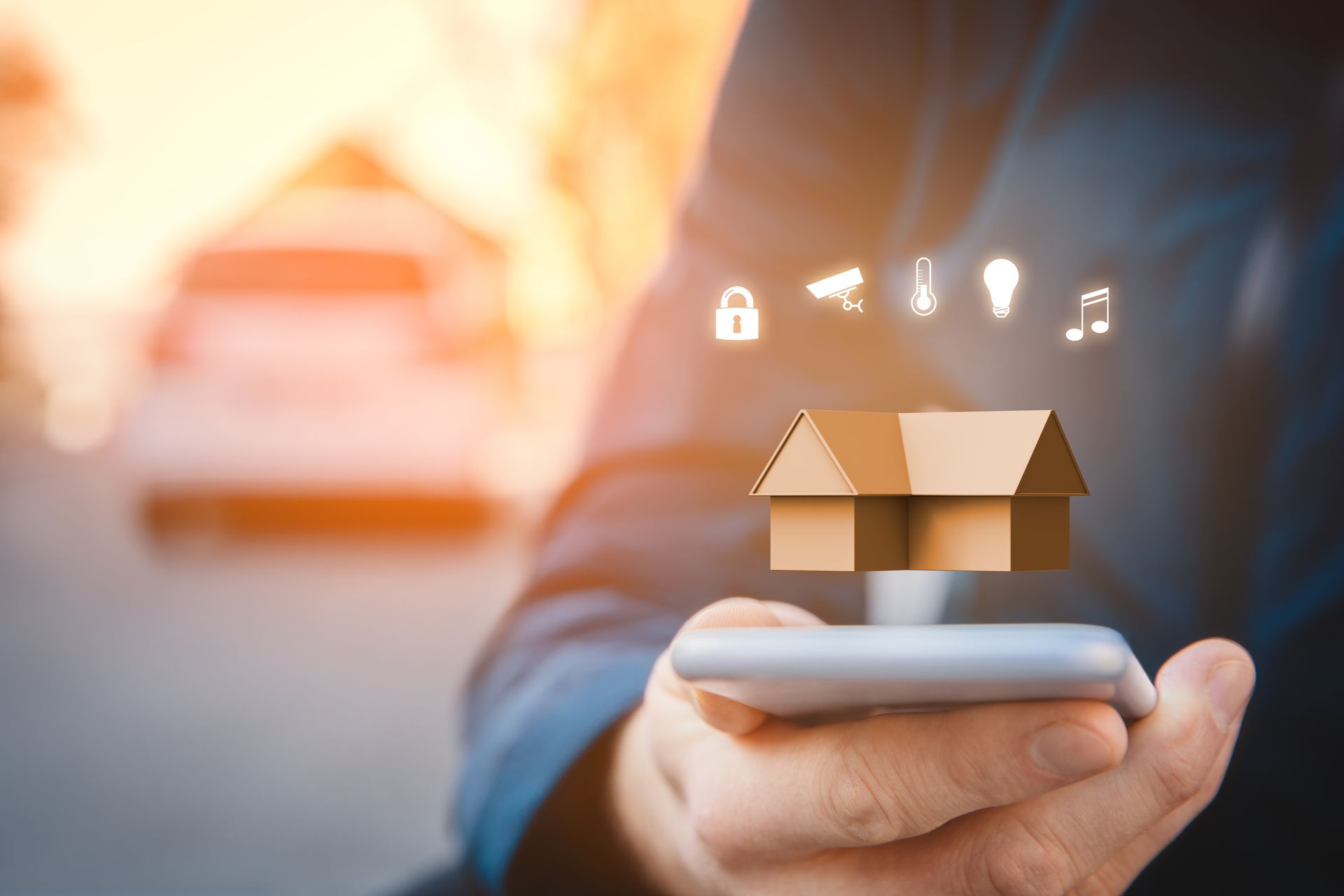 Main tenant un smartphone avec une icône de colis lumineuse et des symboles de livraison au-dessus, voiture floue en arrière-plan