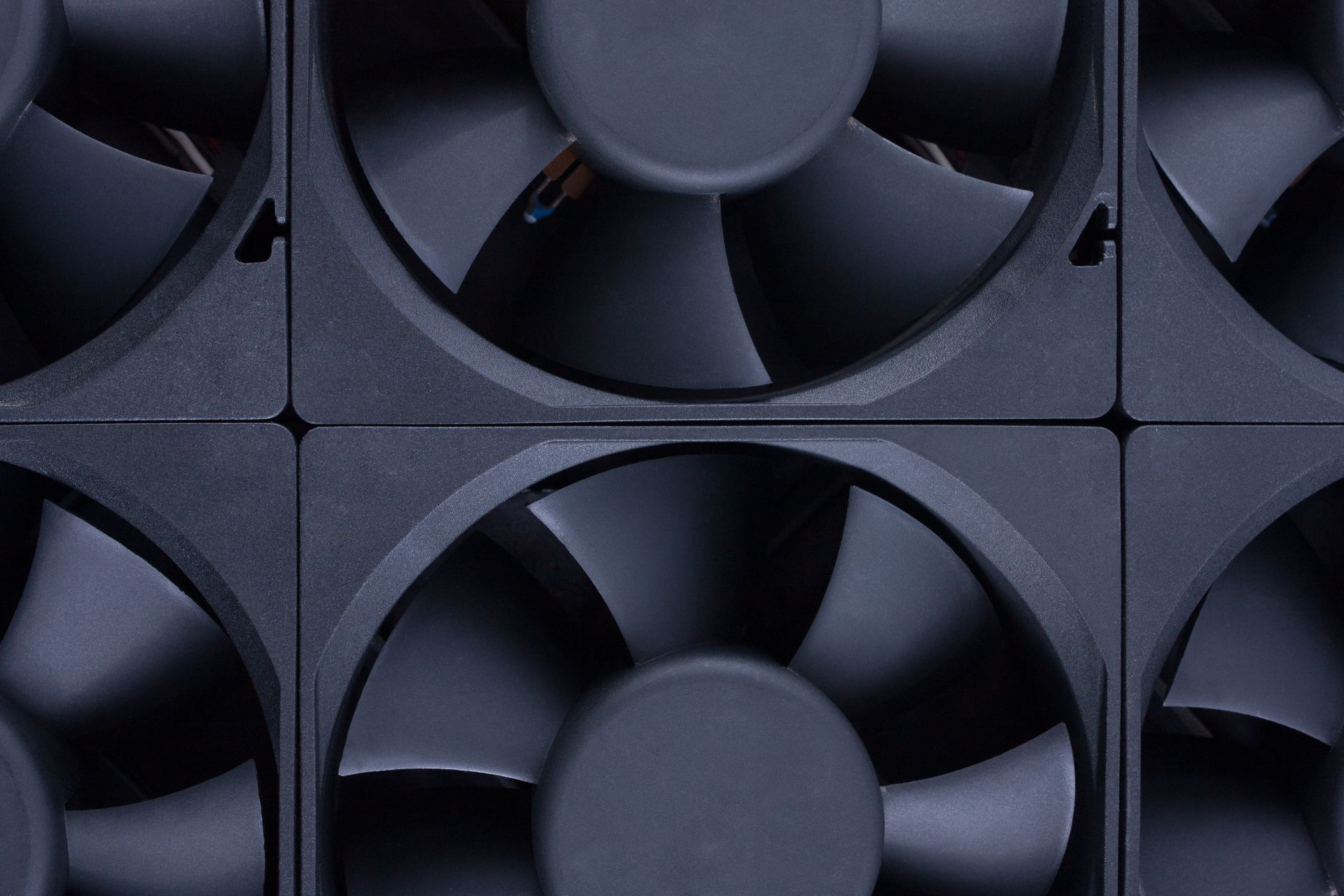 Pales de ventilateur modulaires bleu foncé disposées selon un motif de grille géométrique