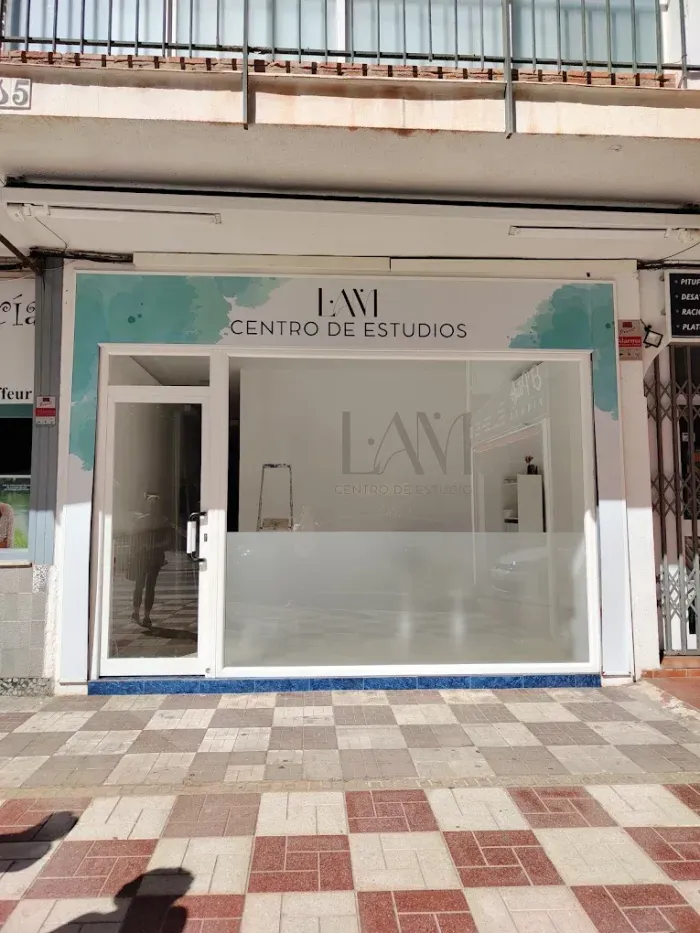 Fachada del local comercial “LW Centre of Esthetics”, con puertas y ventanas de cristal con marcos blancos