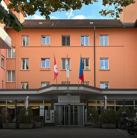 Un grande edificio arancione con un cartello che dice