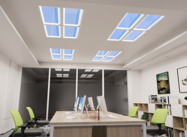 Una stanza con un soffitto che ha molte finestre