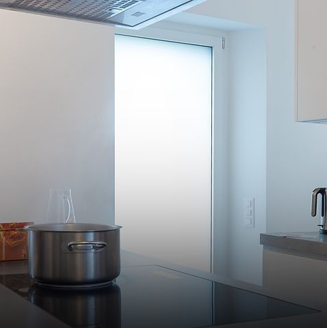 Una pentola è appoggiata sul fornello in una cucina