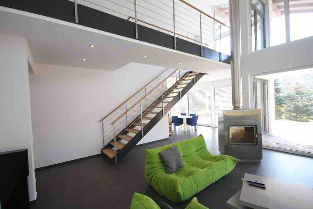 escalier gauche fond blanc