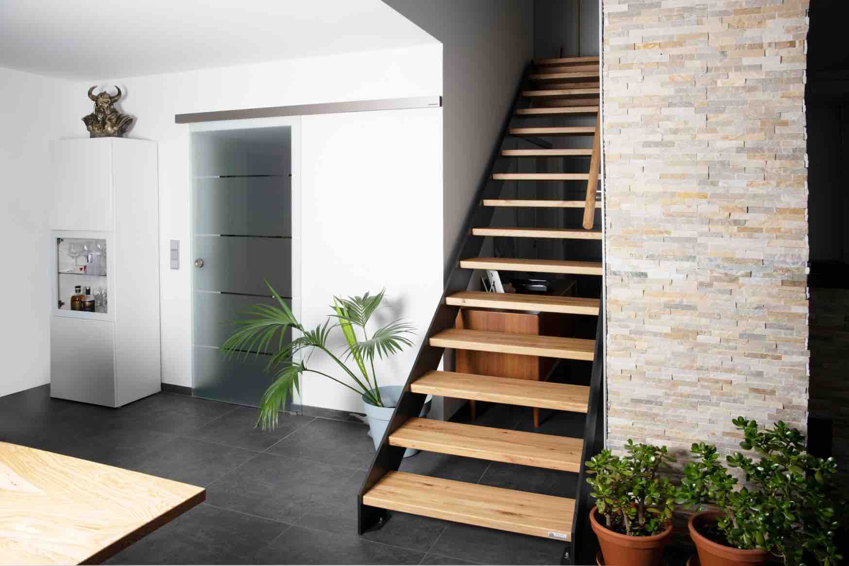 escalier bois marron face