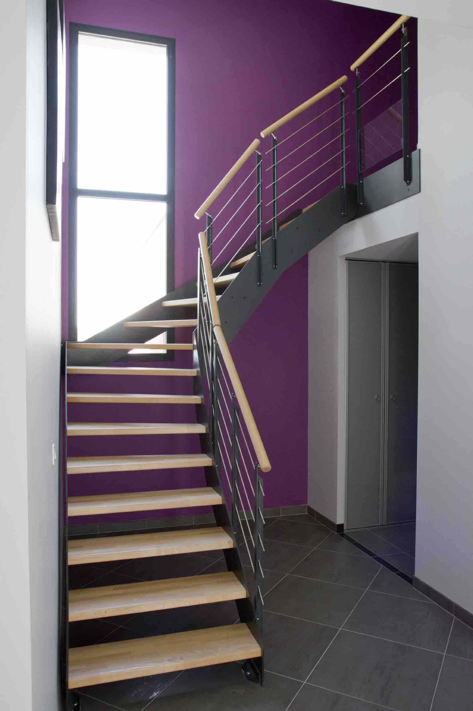 escalier fond violet