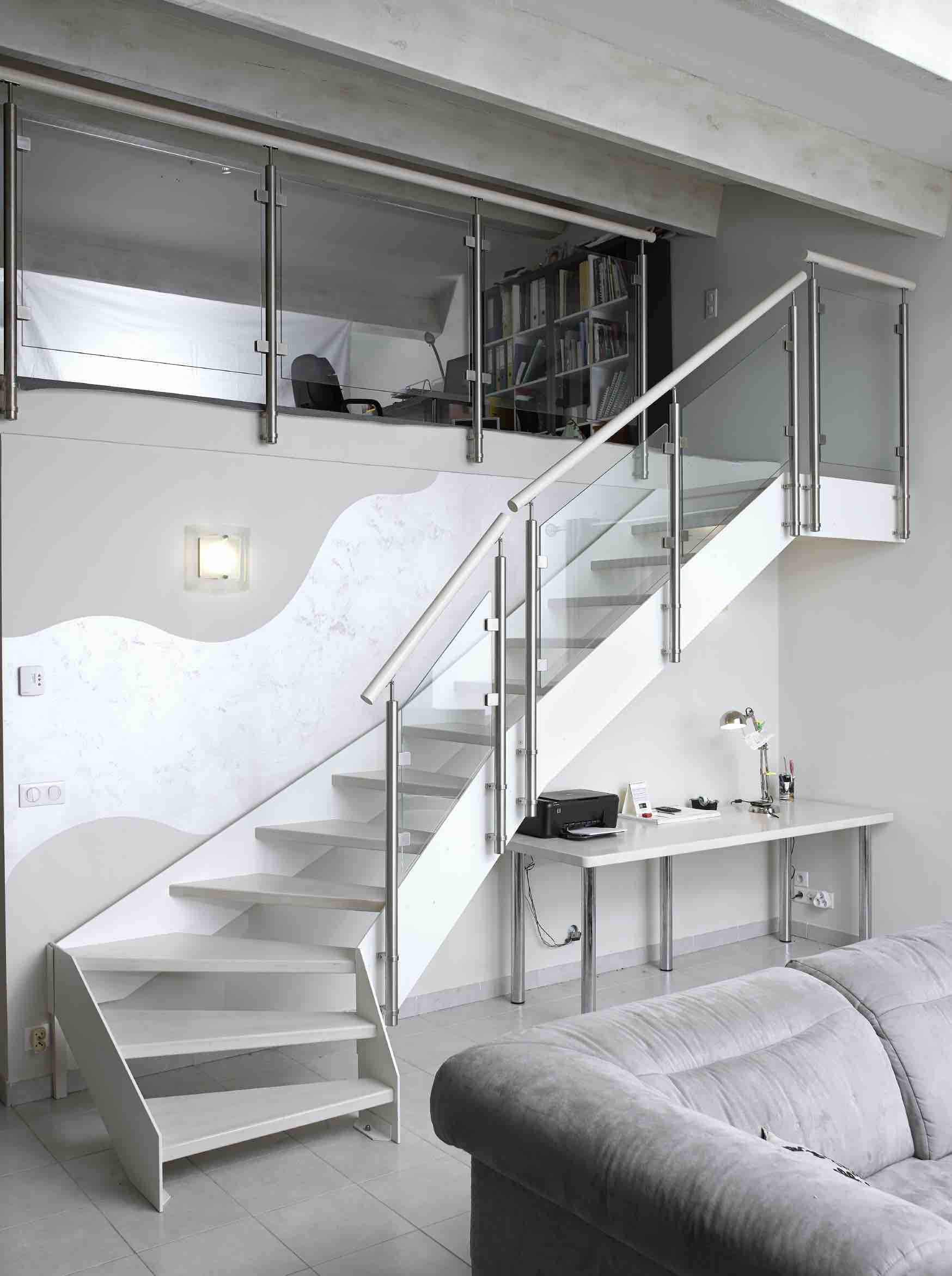 escalier blanc montee
