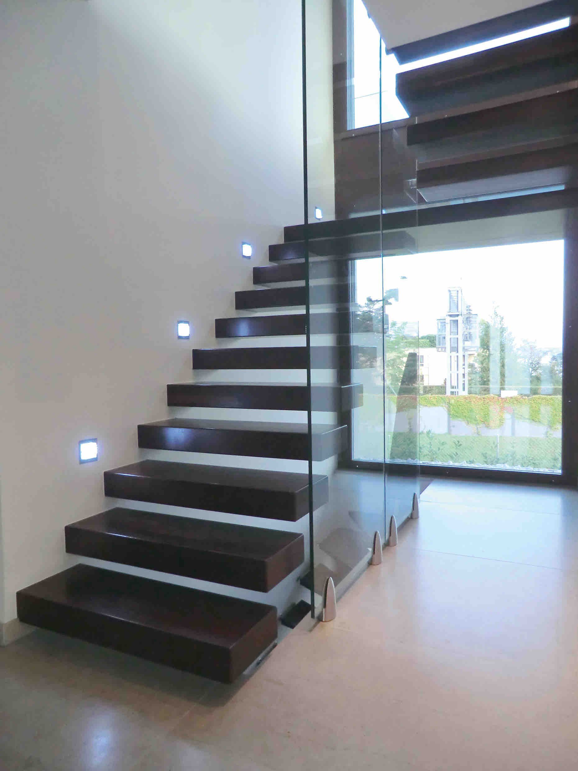 autoporteur noir fonce