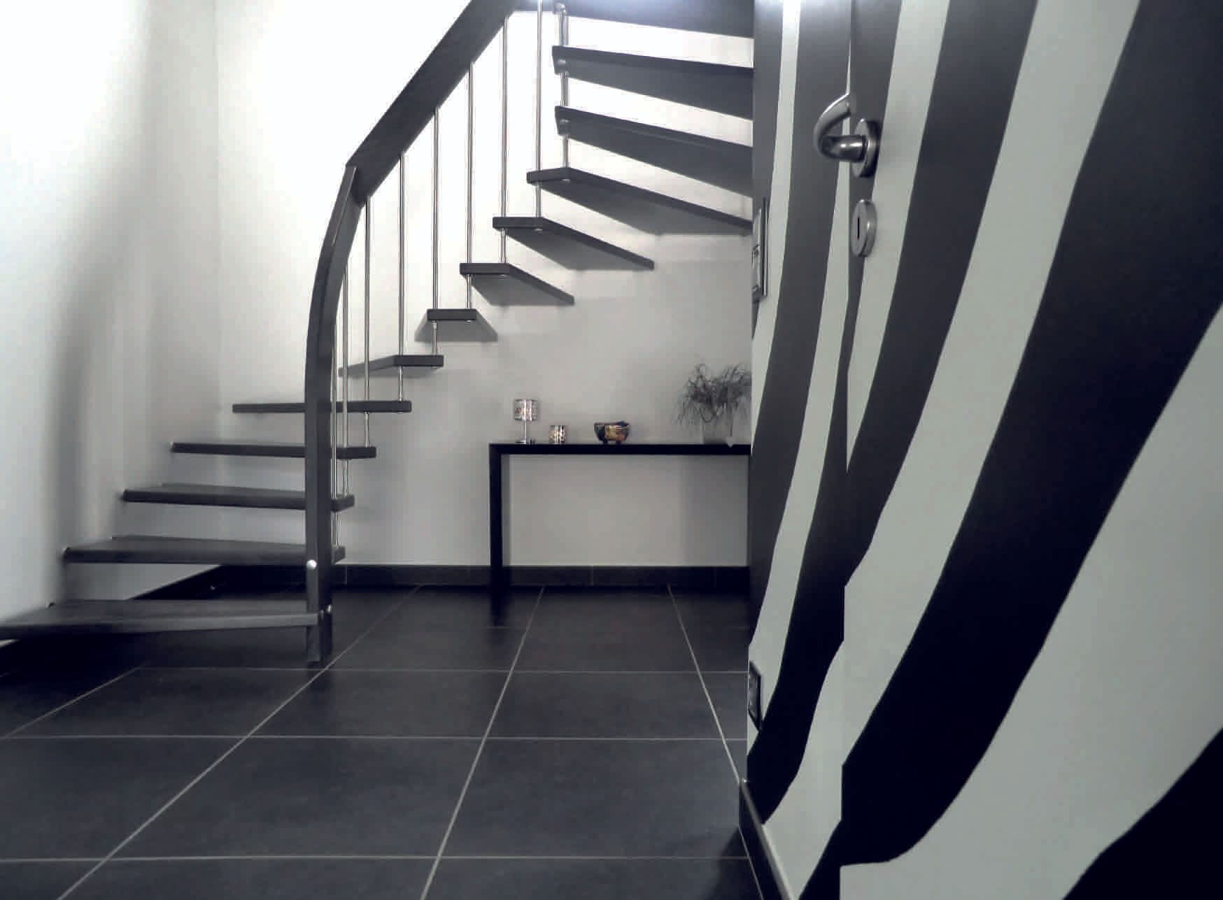 escaliers effet droit bas blanc