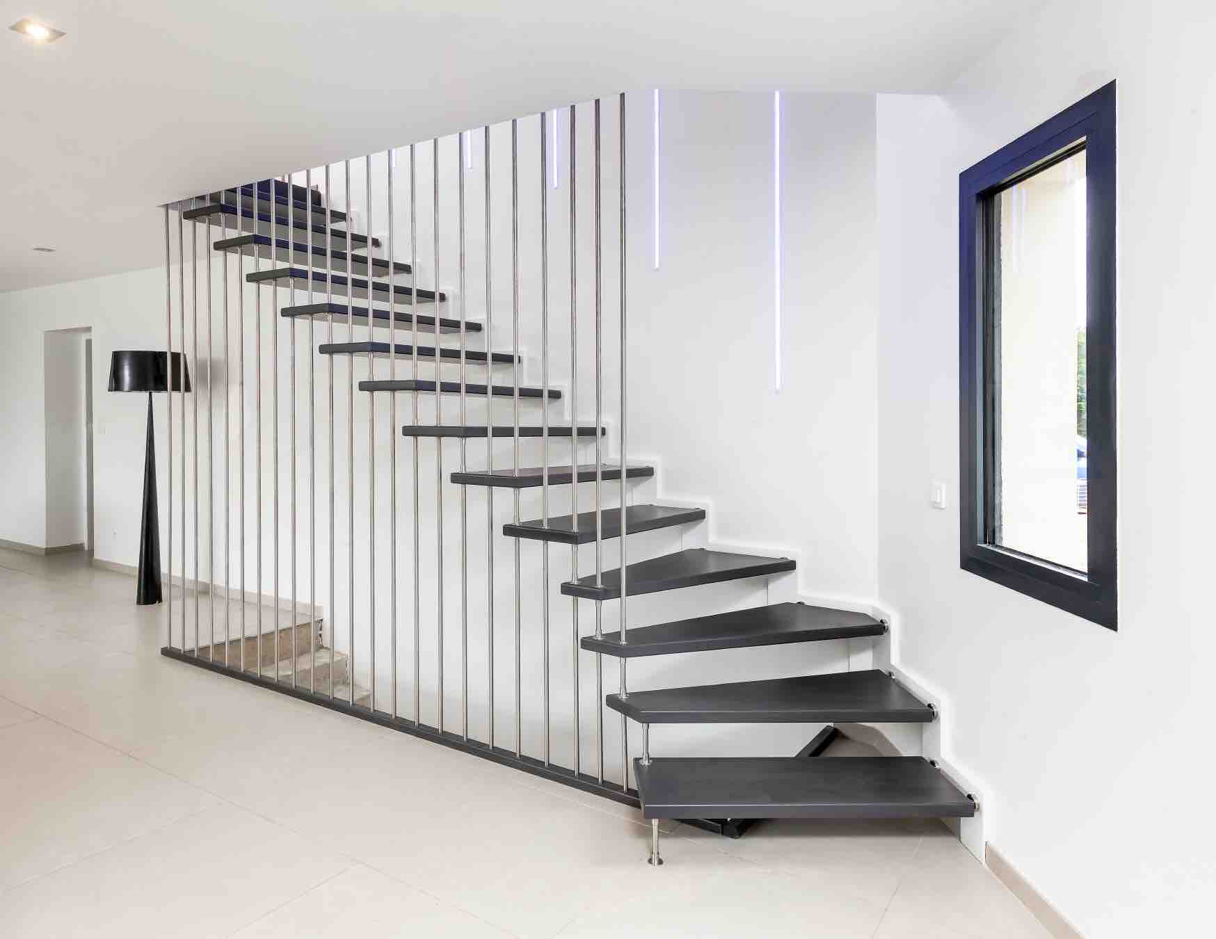 escaliers effet profil blanc