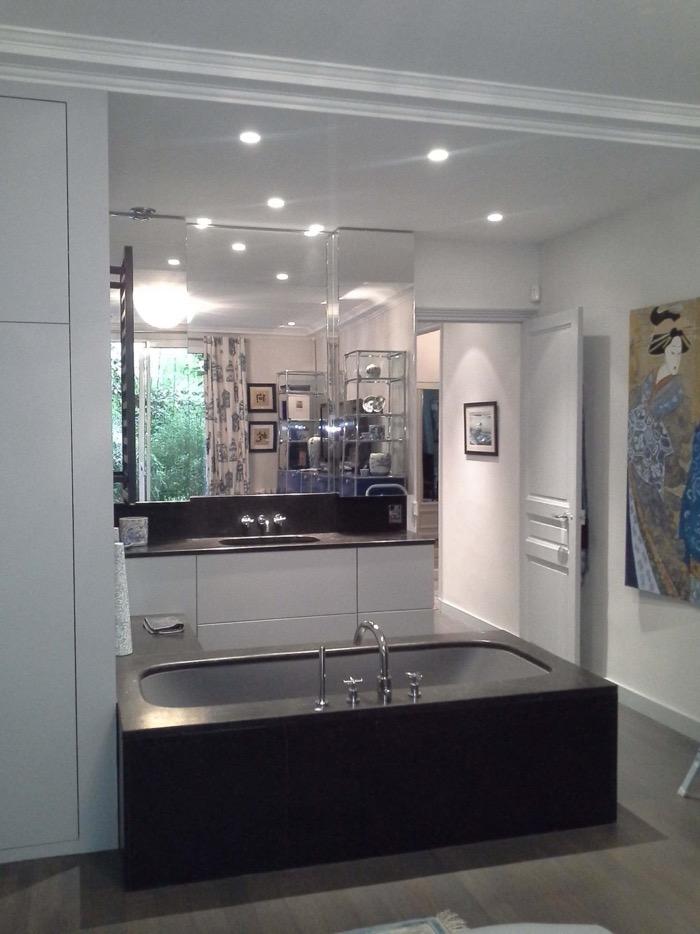 Agencement de salle de bains avec miroirs