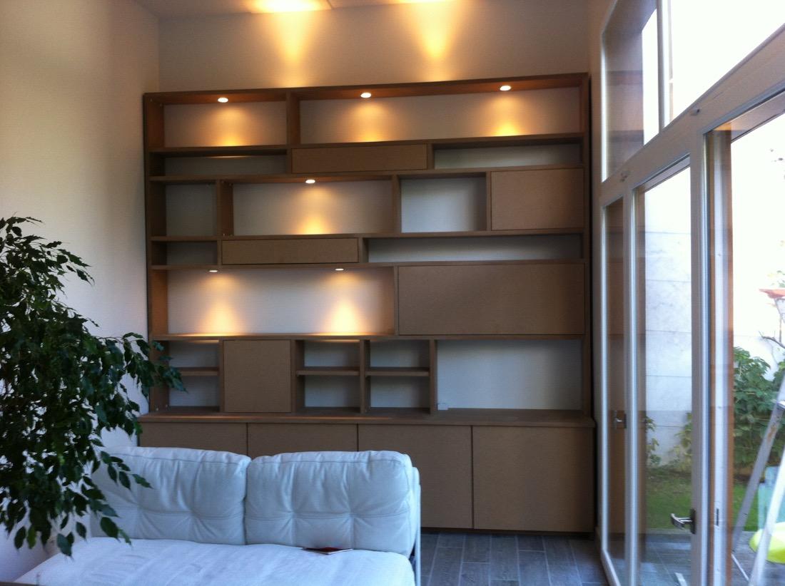 Conception de bibliothèque en bois