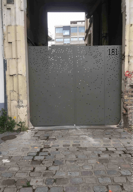 Portail acier design vue extérieure