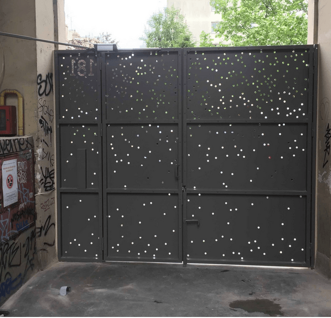 Portail acier design vue intérieure