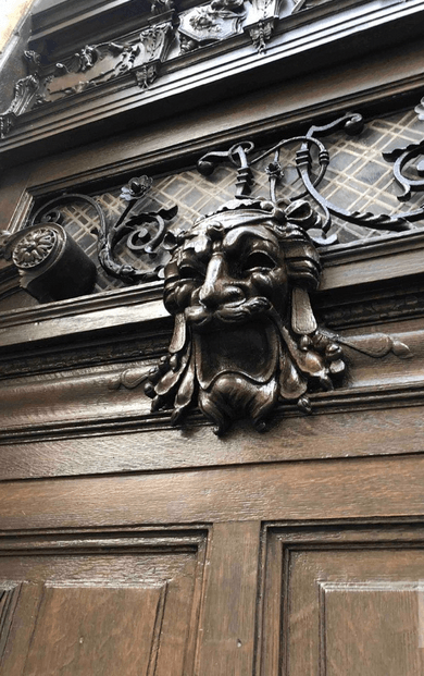 Porte cochère avec gravures d'ornement