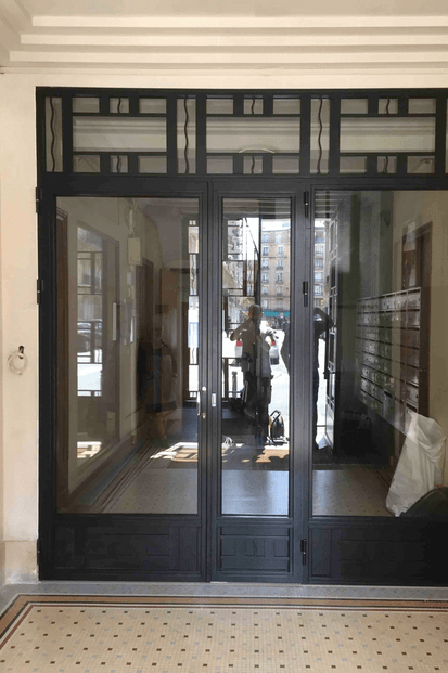 Porte sas en acier et vitrage