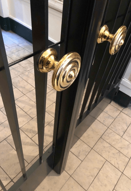 Porte Sas acier avec poignées dorées