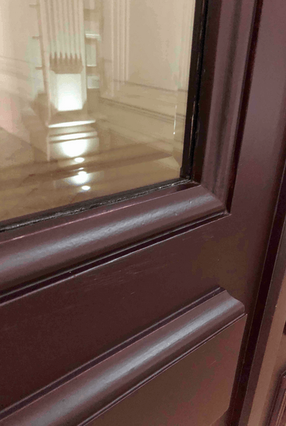 Porte sas en chêne détail vitrage