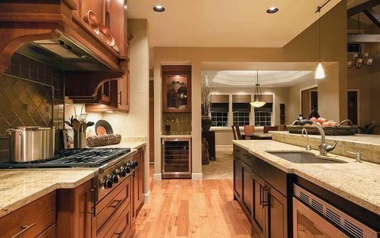 Una cocina con electrodomésticos de acero inoxidable y gabinetes de madera.
