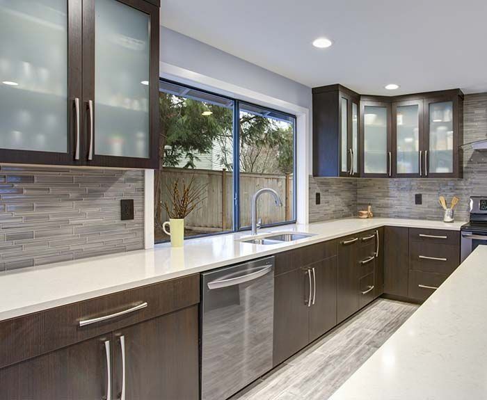 Una cocina con electrodomésticos de acero inoxidable y gabinetes de madera.