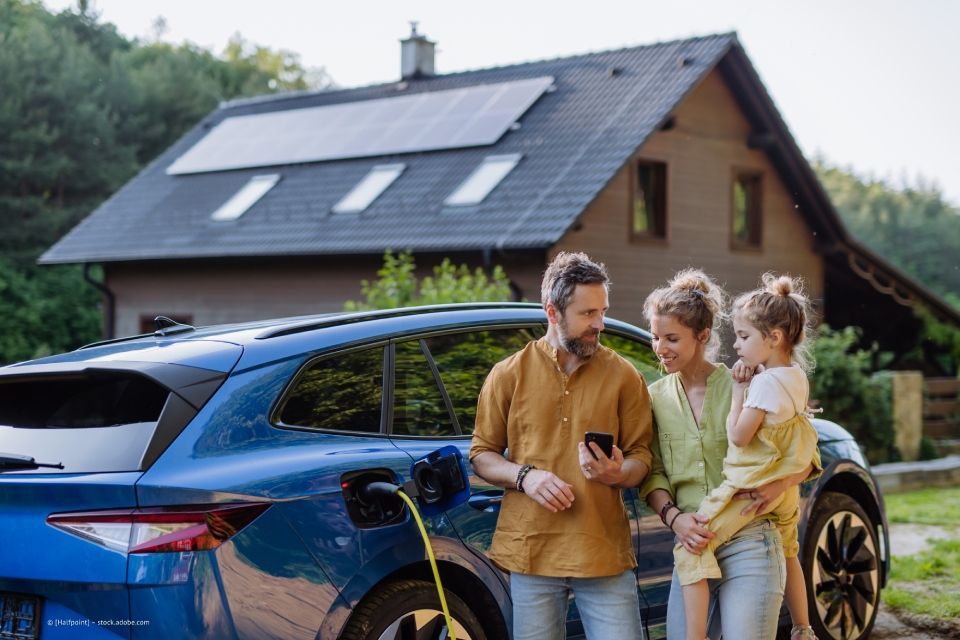 Familie mit E-Auto und Solaranlage