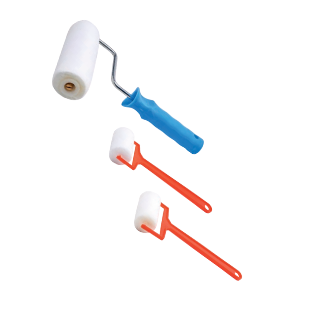 Des pinceaux et rouleaux de peinture