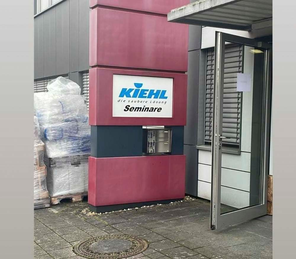 Ein Gebäude mit einem Schild mit der Aufschrift „Kiehl Seminare“