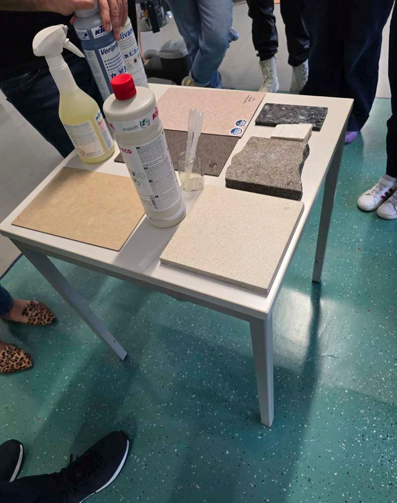 Ein Tisch mit einer Sprühflasche darauf