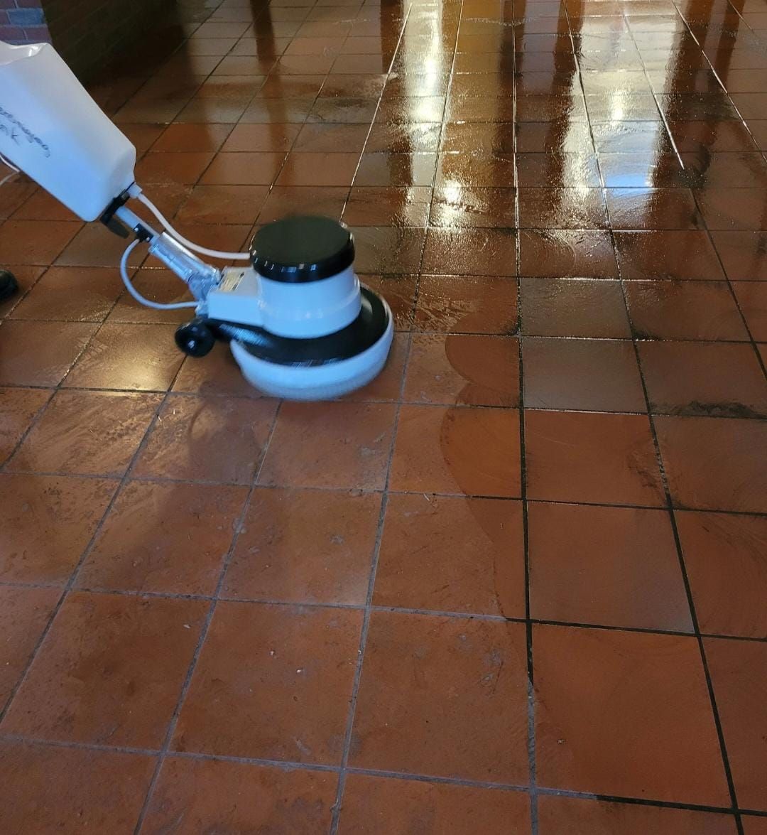 Eine Maschine wird zum Reinigen eines Fliesenbodens verwendet