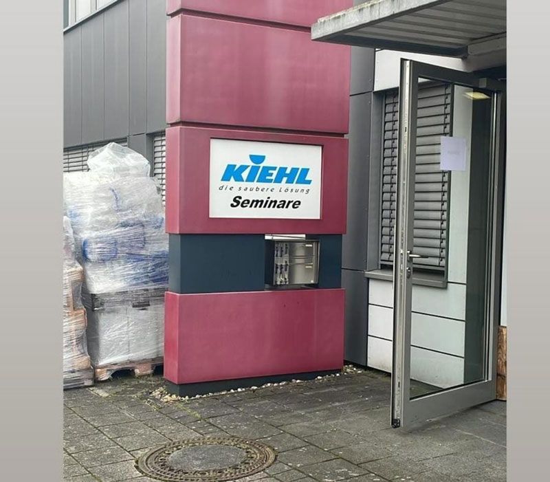 Ein Gebäude mit einem Schild mit der Aufschrift „Kiehl Seminare“